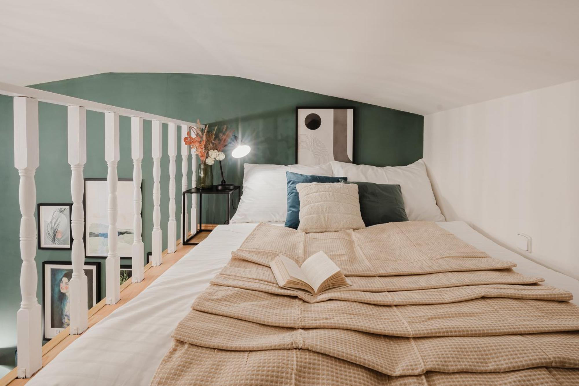 Days - Loft-style 1bdr - Workspace - Location * Praha
